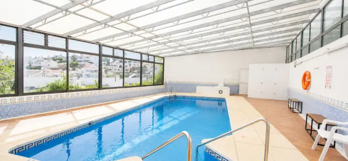 Venta de apartamento en planta media en Calahonda 1