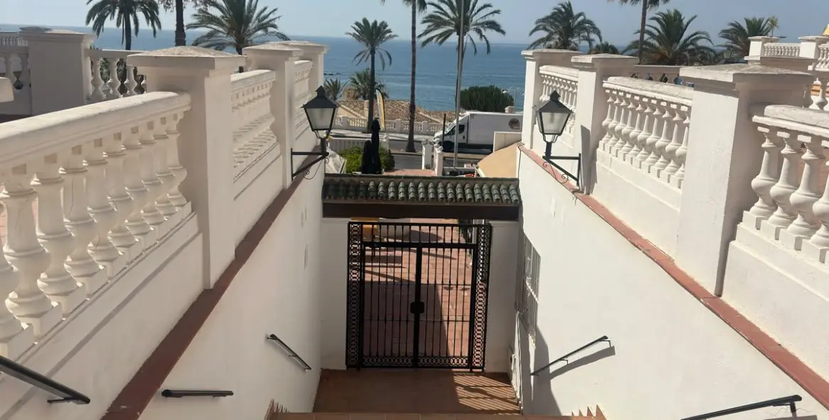 Venta de apartamento en planta media en Benalmadena Costa 23