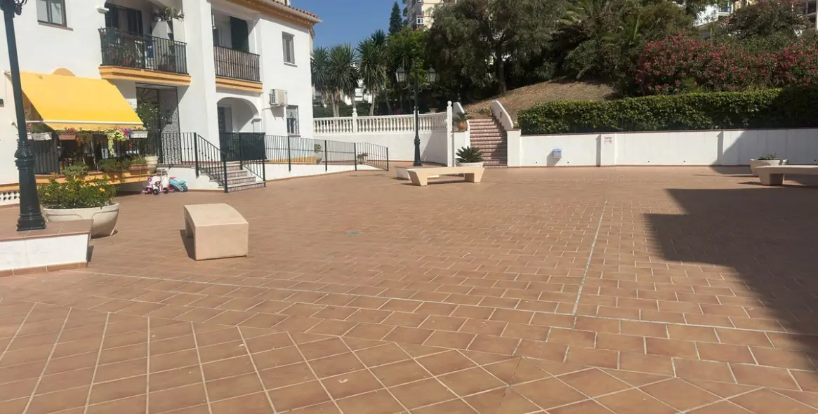 Venta de apartamento en planta media en Benalmadena Costa 24