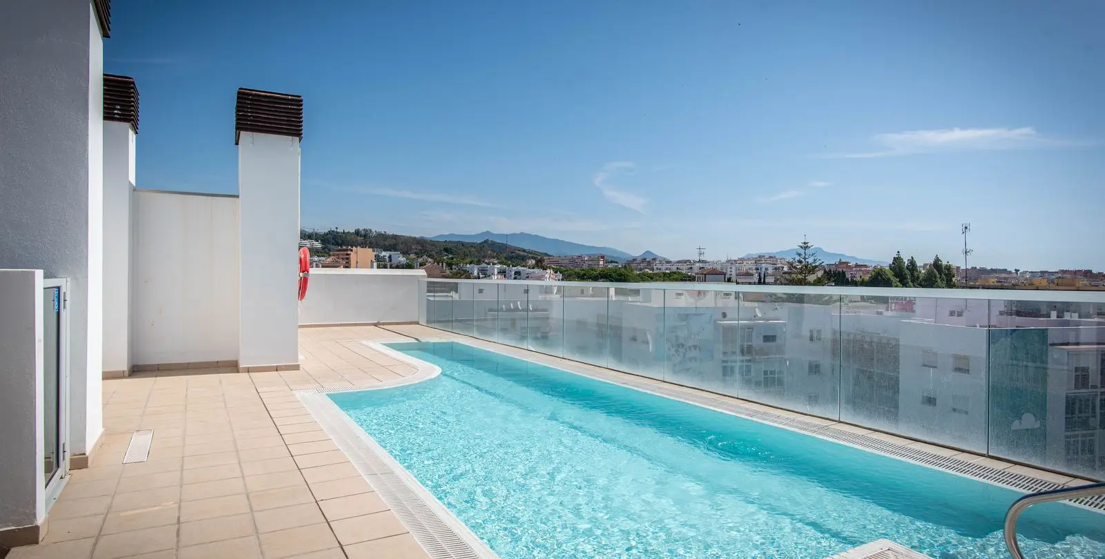 Venta de apartamento en planta media en Estepona 1
