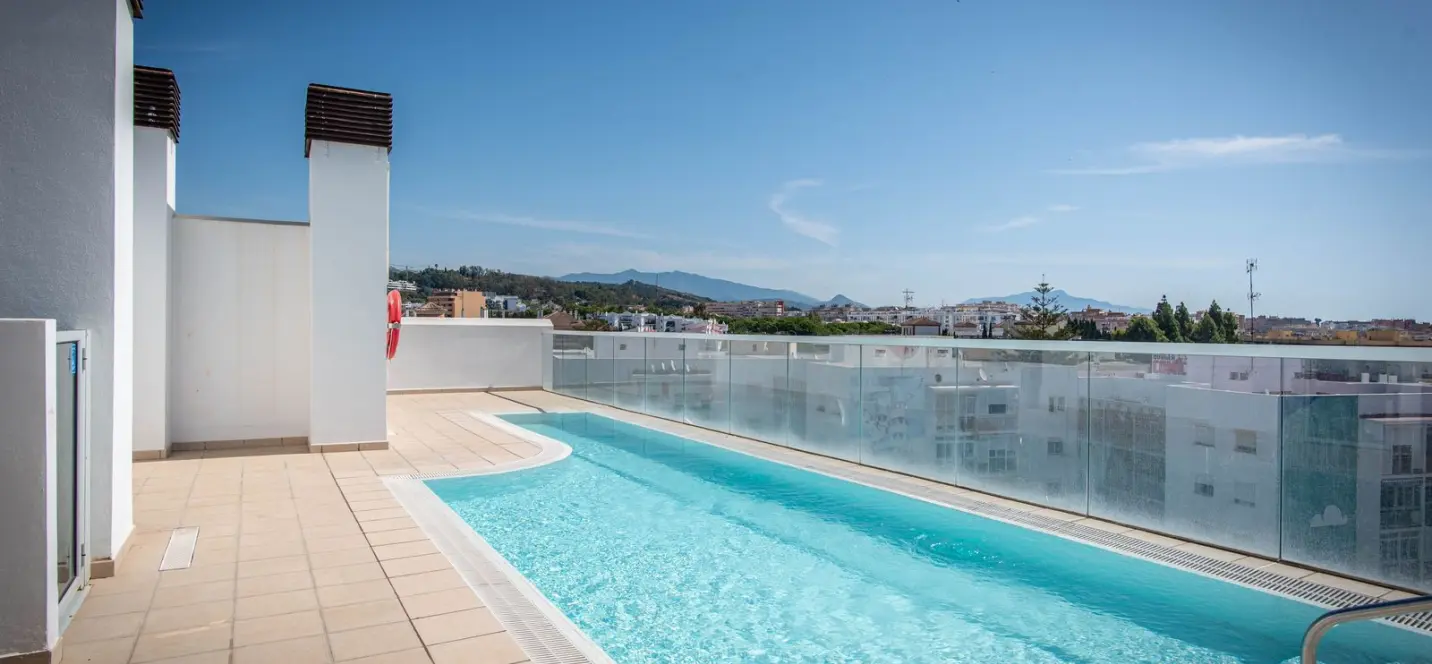 Продажа апартаментов на среднем этаже в Estepona 0