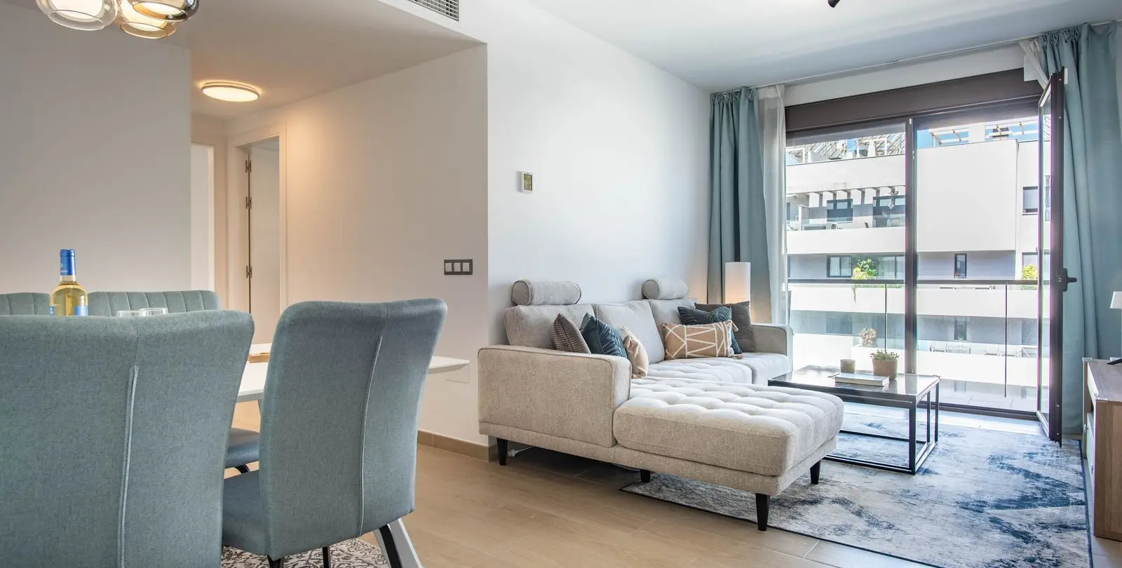 Venta de apartamento en planta media en Estepona 3