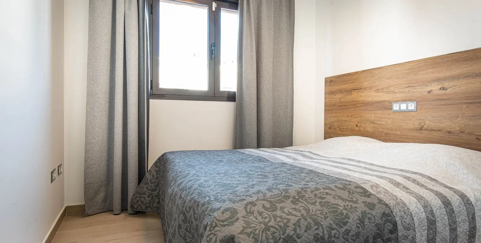 Venta de apartamento en planta media en Estepona 11