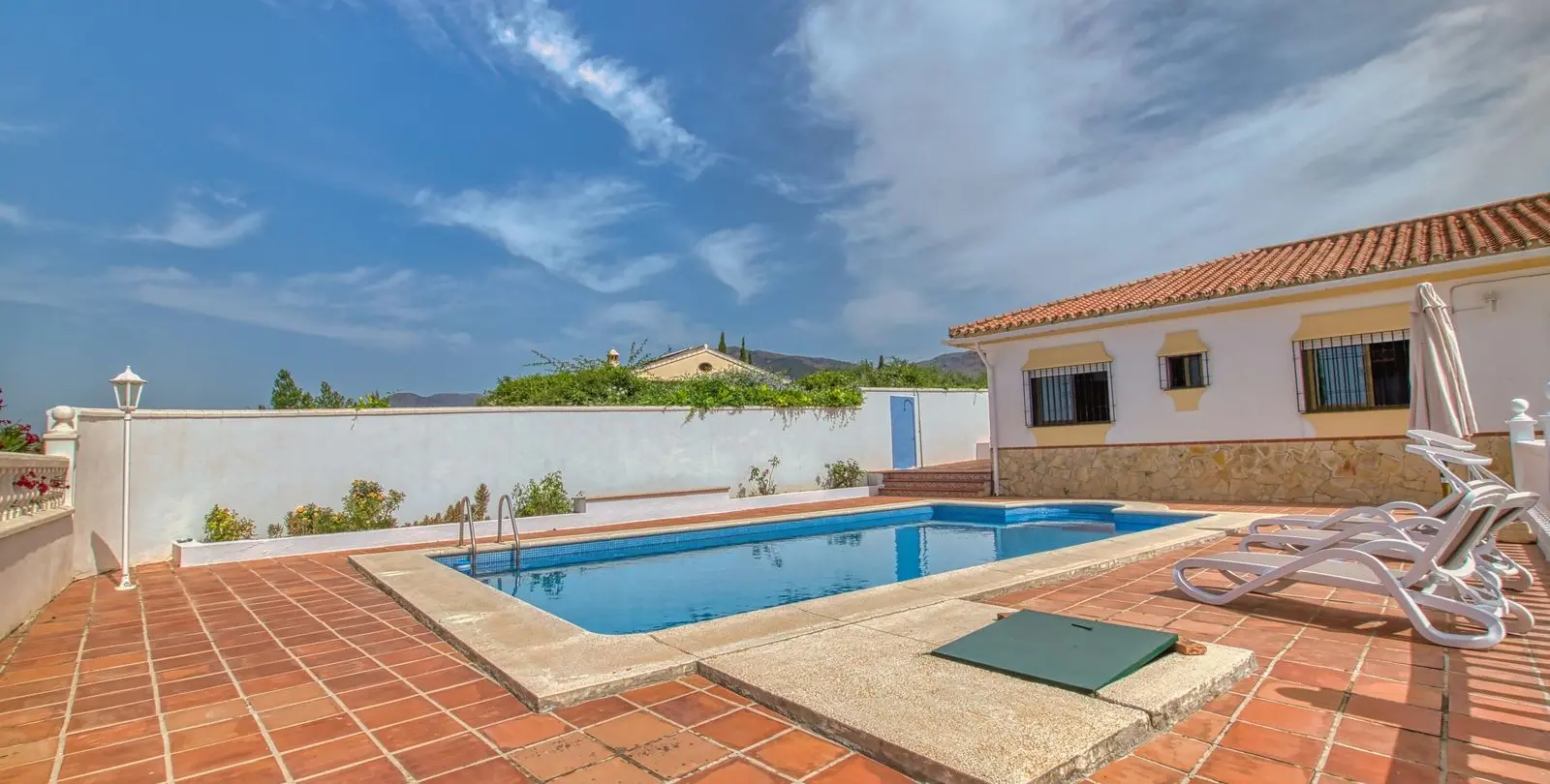 Sale of detached villa in Periana 11