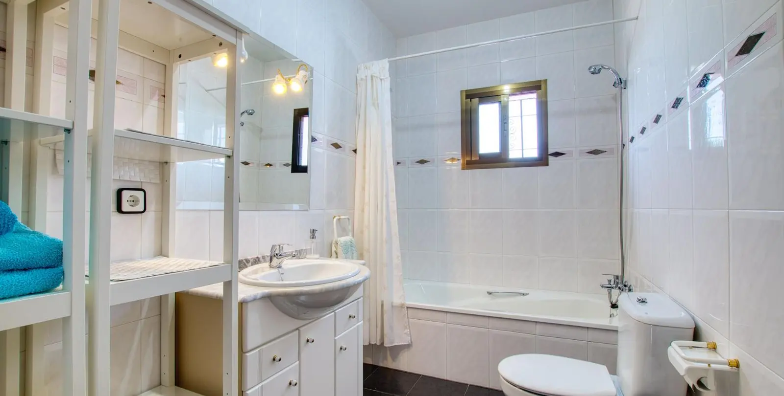 Sale of detached villa in Periana 28