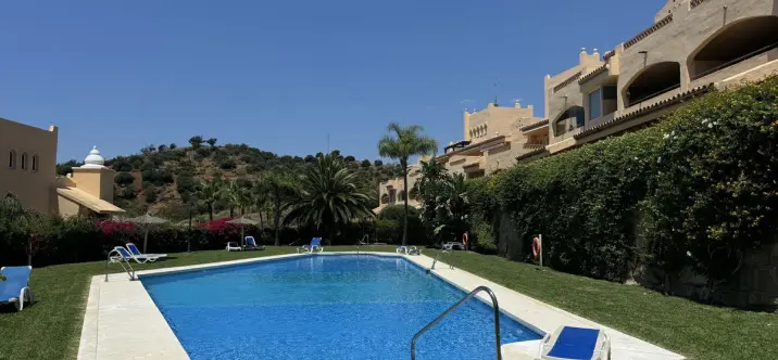 Краткосрочная аренда апартаментов на среднем этаже в Elviria 0