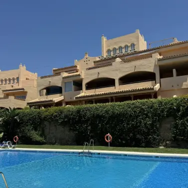 Краткосрочная аренда апартаментов на среднем этаже в Elviria