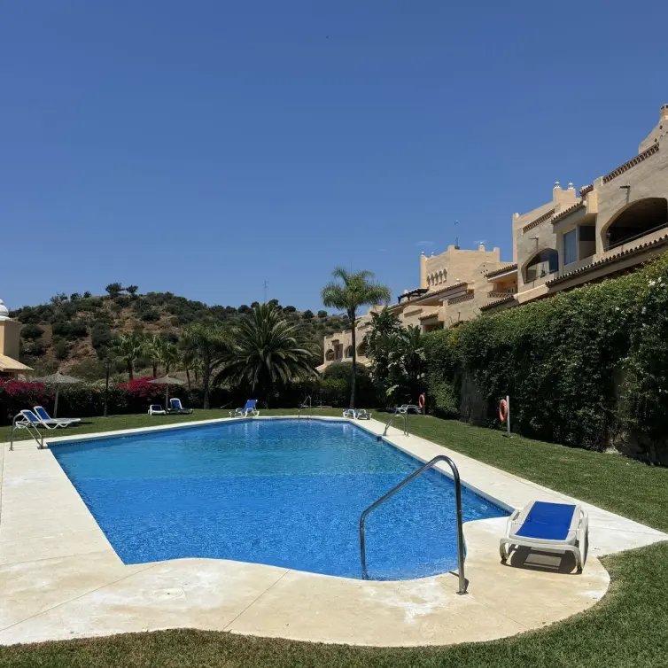 Sale of middle floor apartment in Elviria