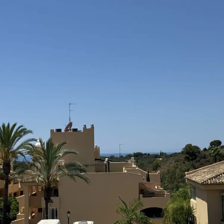 Sale of middle floor apartment in Elviria