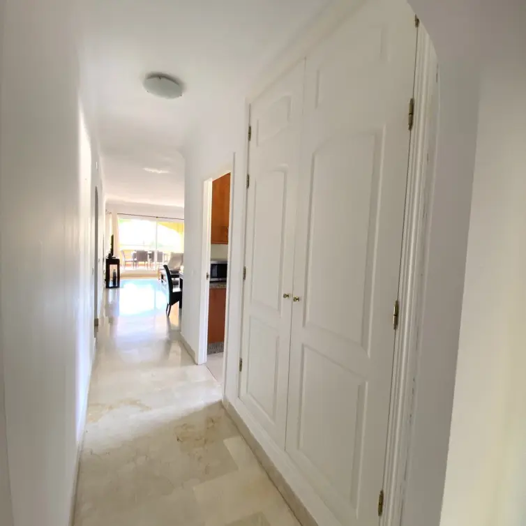 Sale of middle floor apartment in Elviria