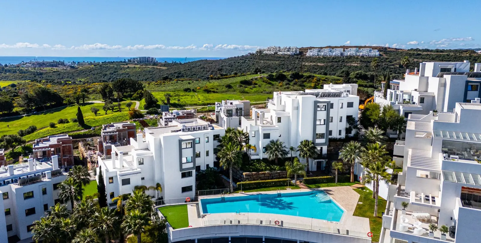 Продажа двухуровневого пентхауса в Estepona 1