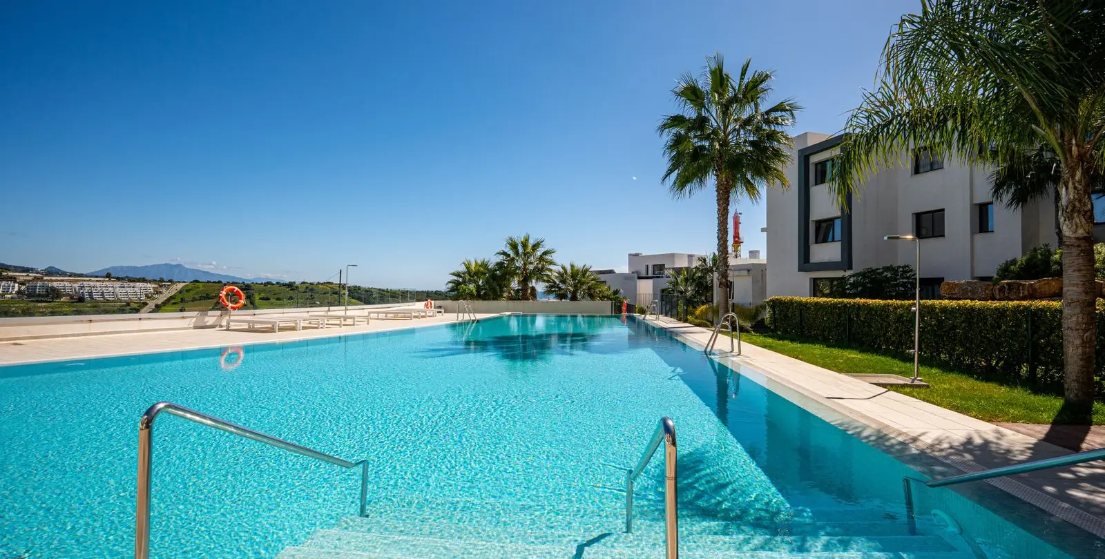 Продажа двухуровневого пентхауса в Estepona 3