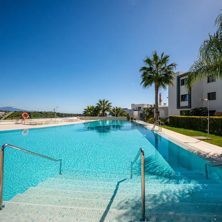 Продажа двухуровневого пентхауса в Estepona