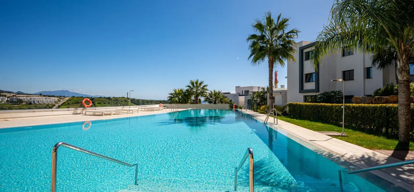 Продажа двухуровневого пентхауса в Estepona 2