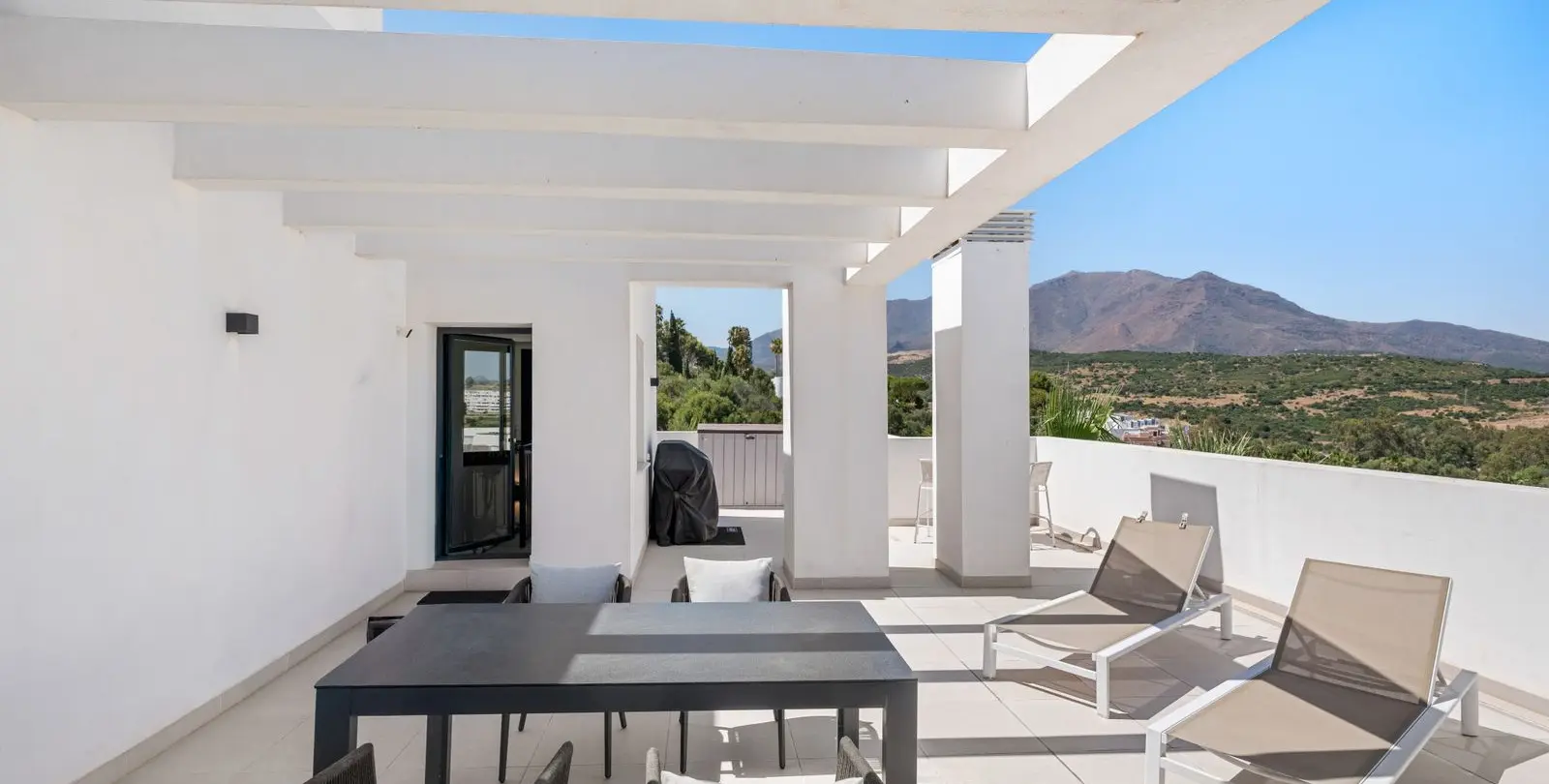 Продажа двухуровневого пентхауса в Estepona 19