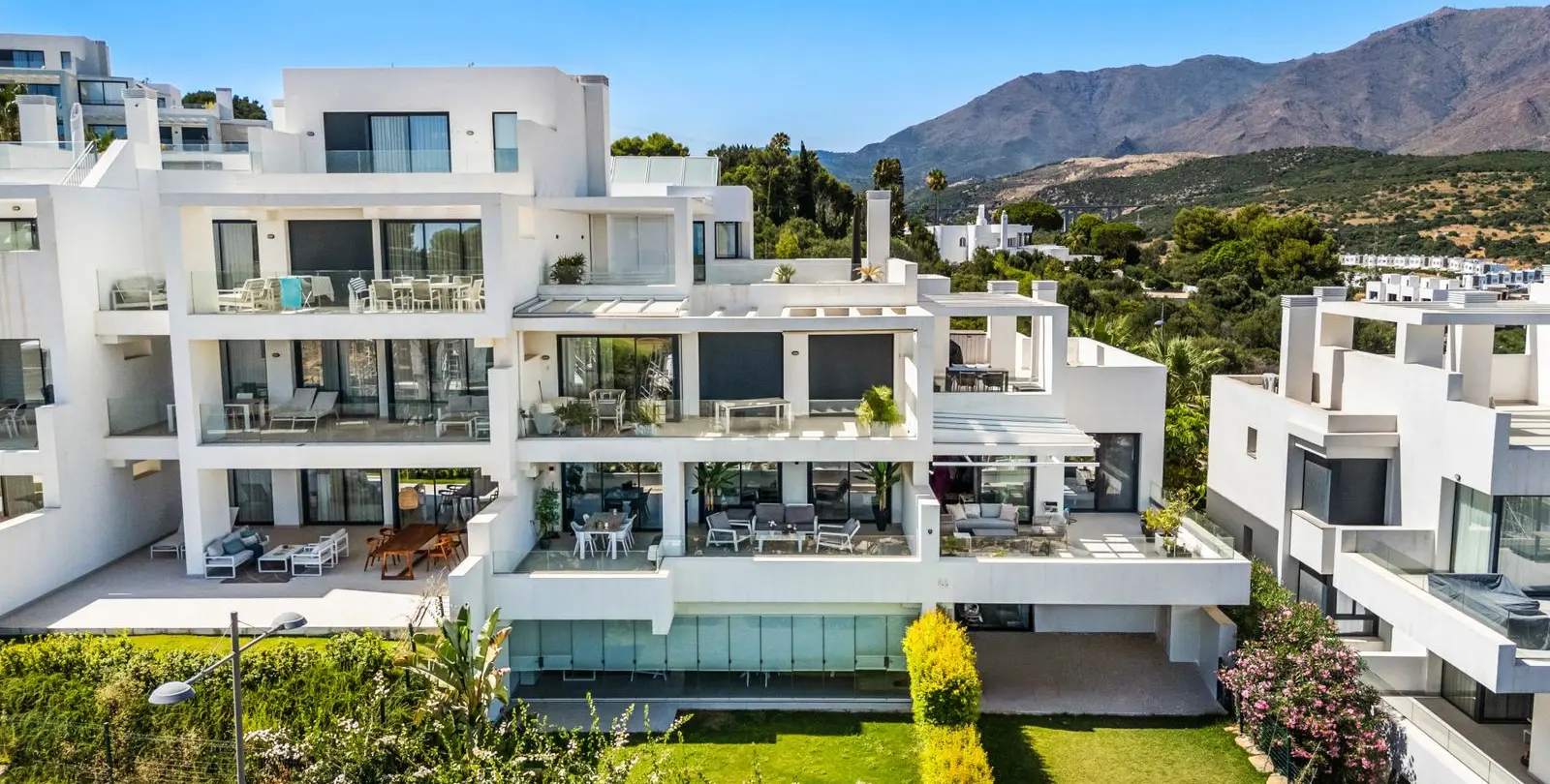 Продажа двухуровневого пентхауса в Estepona 28