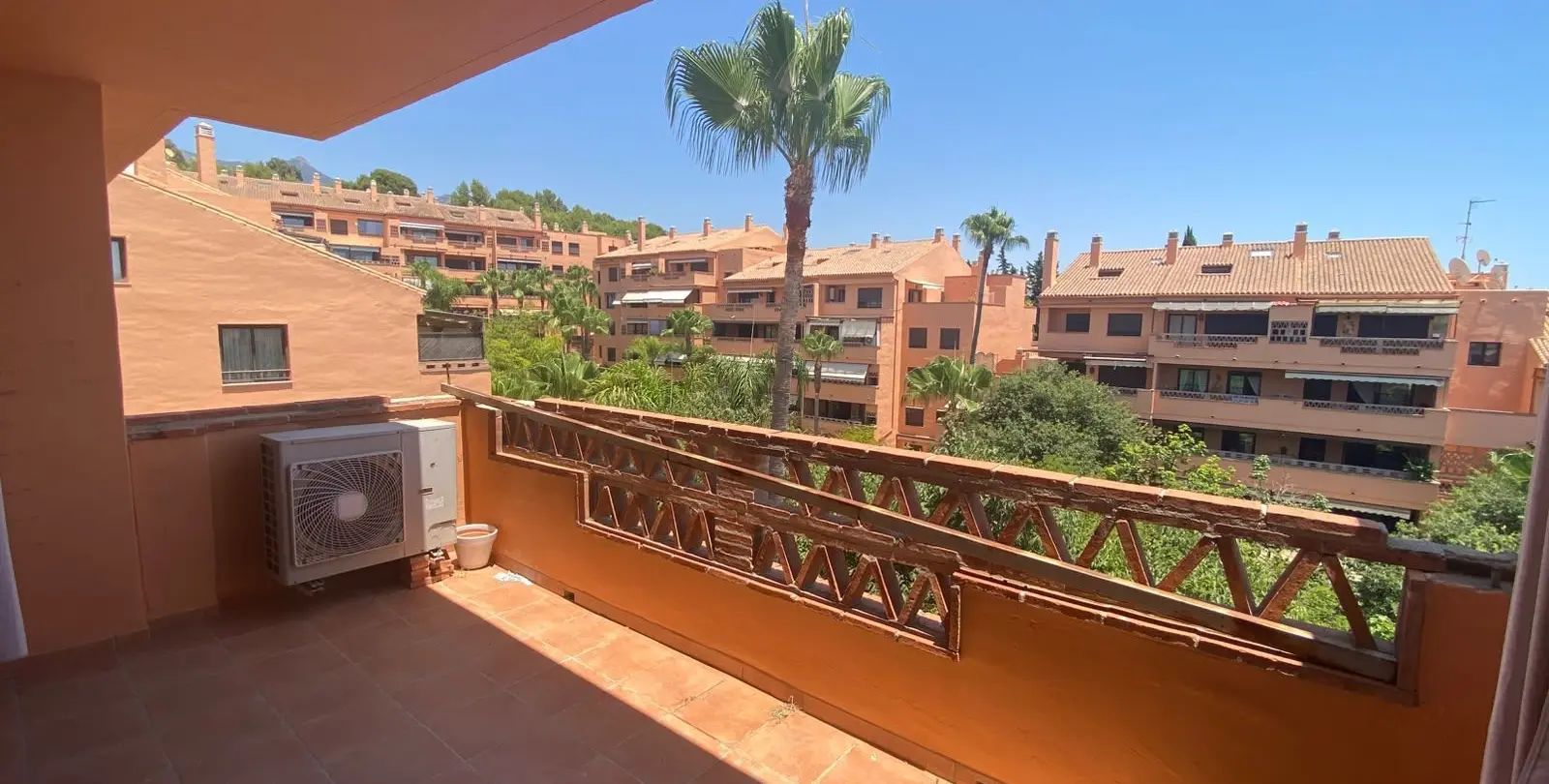 Sale of penthouse in The Golden Mile 4