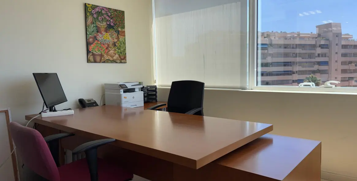 Venta de oficina en Puerto Banús 13