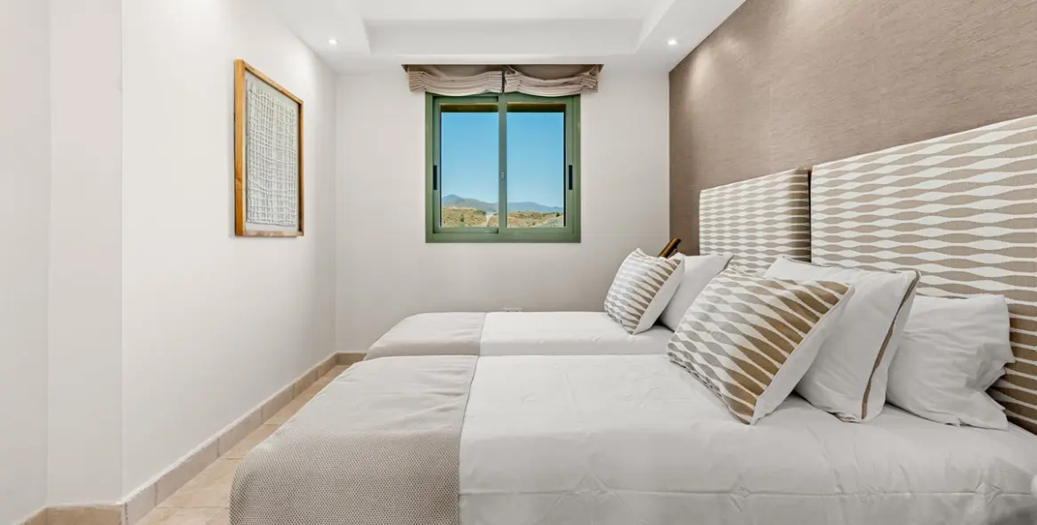 Sale of middle floor apartment in Los Flamingos 12