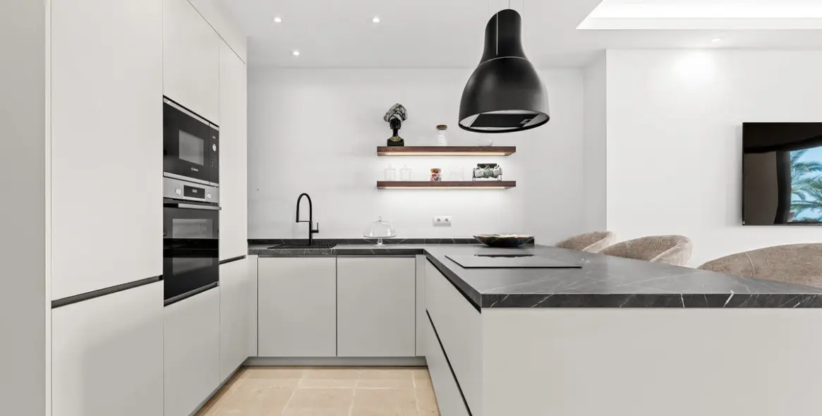 Sale of middle floor apartment in Los Flamingos 14