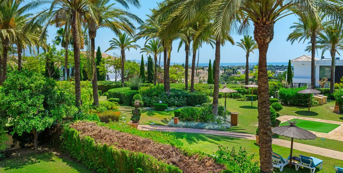 Sale of middle floor apartment in Los Flamingos 29