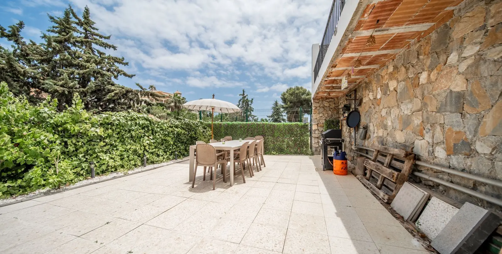 Sale of detached villa in El Coto 27