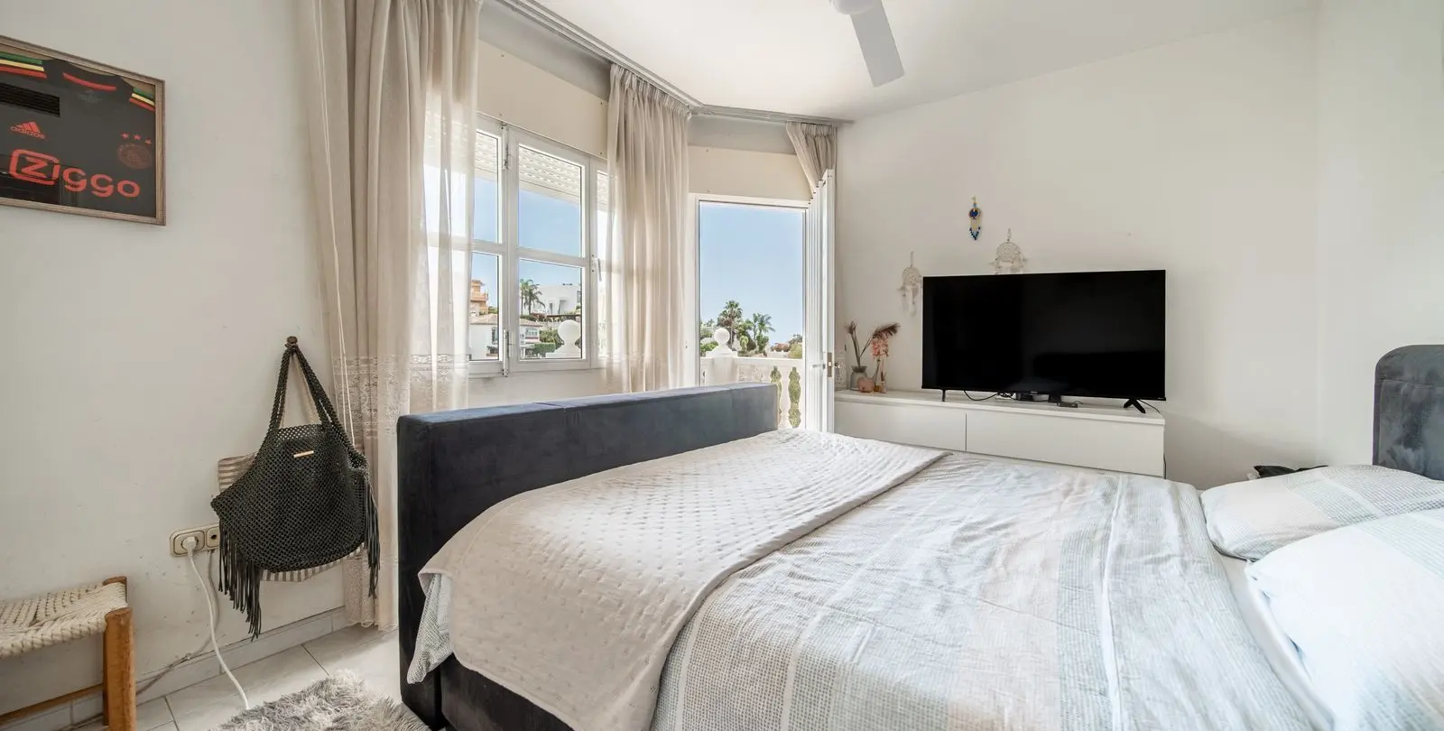 Sale of detached villa in El Coto 43