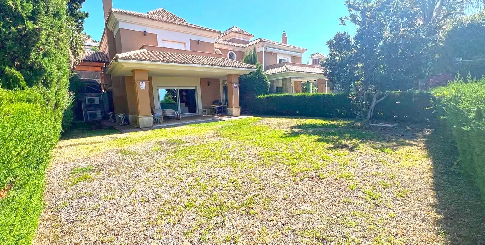 Продажа дома на две семьи в Marbella 1