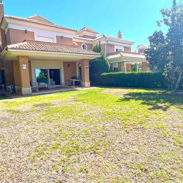 Продажа дома на две семьи в Marbella