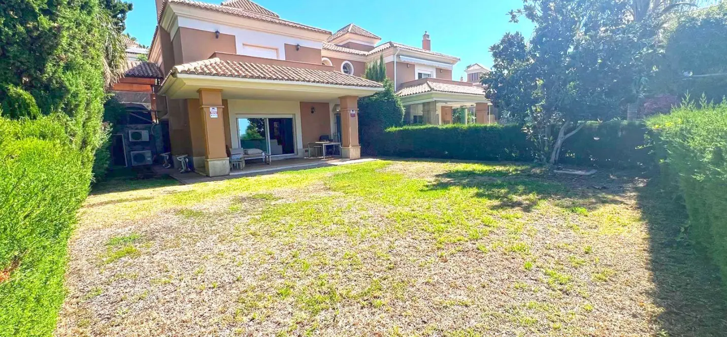 Продажа дома на две семьи в Marbella 0