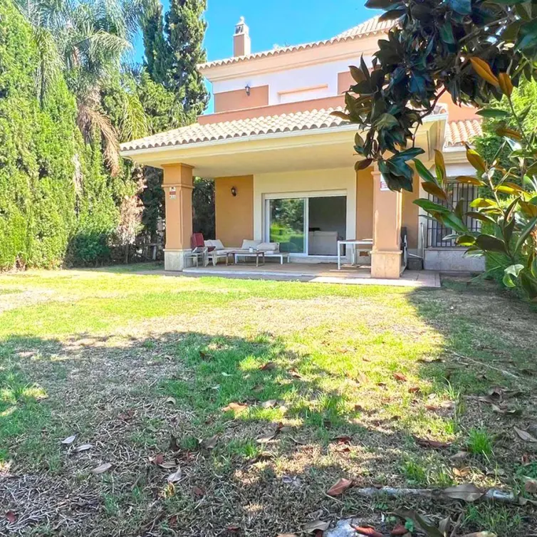 Продажа дома на две семьи в Marbella