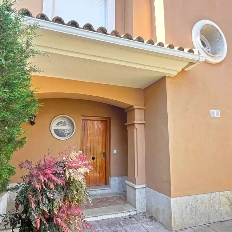 Продажа дома на две семьи в Marbella