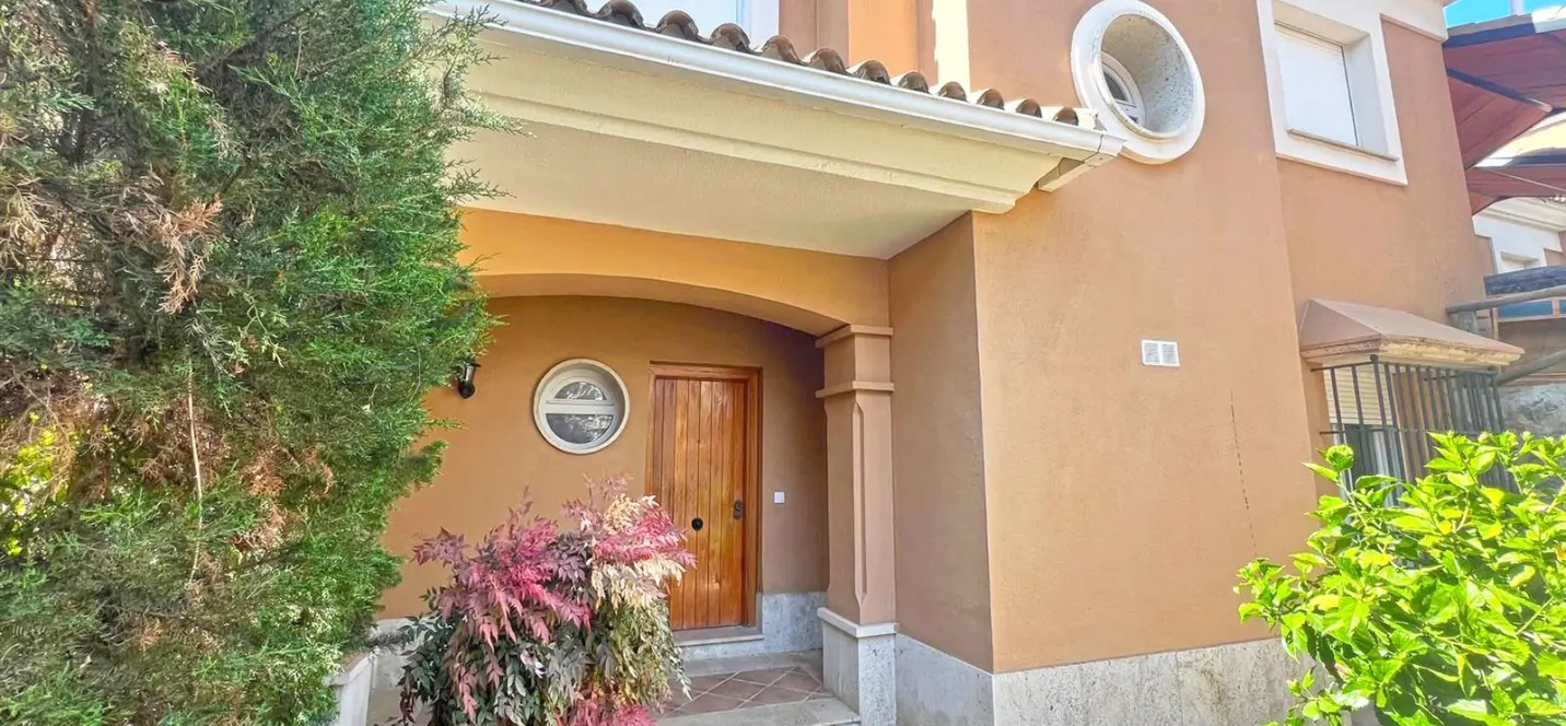 Продажа дома на две семьи в Marbella 2