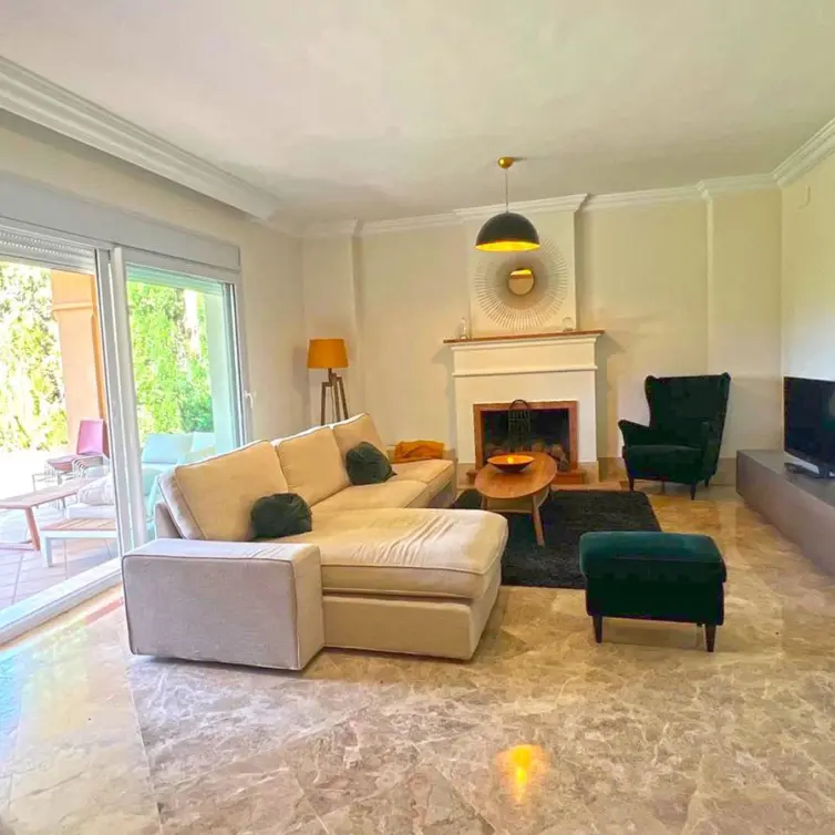 Продажа дома на две семьи в Marbella
