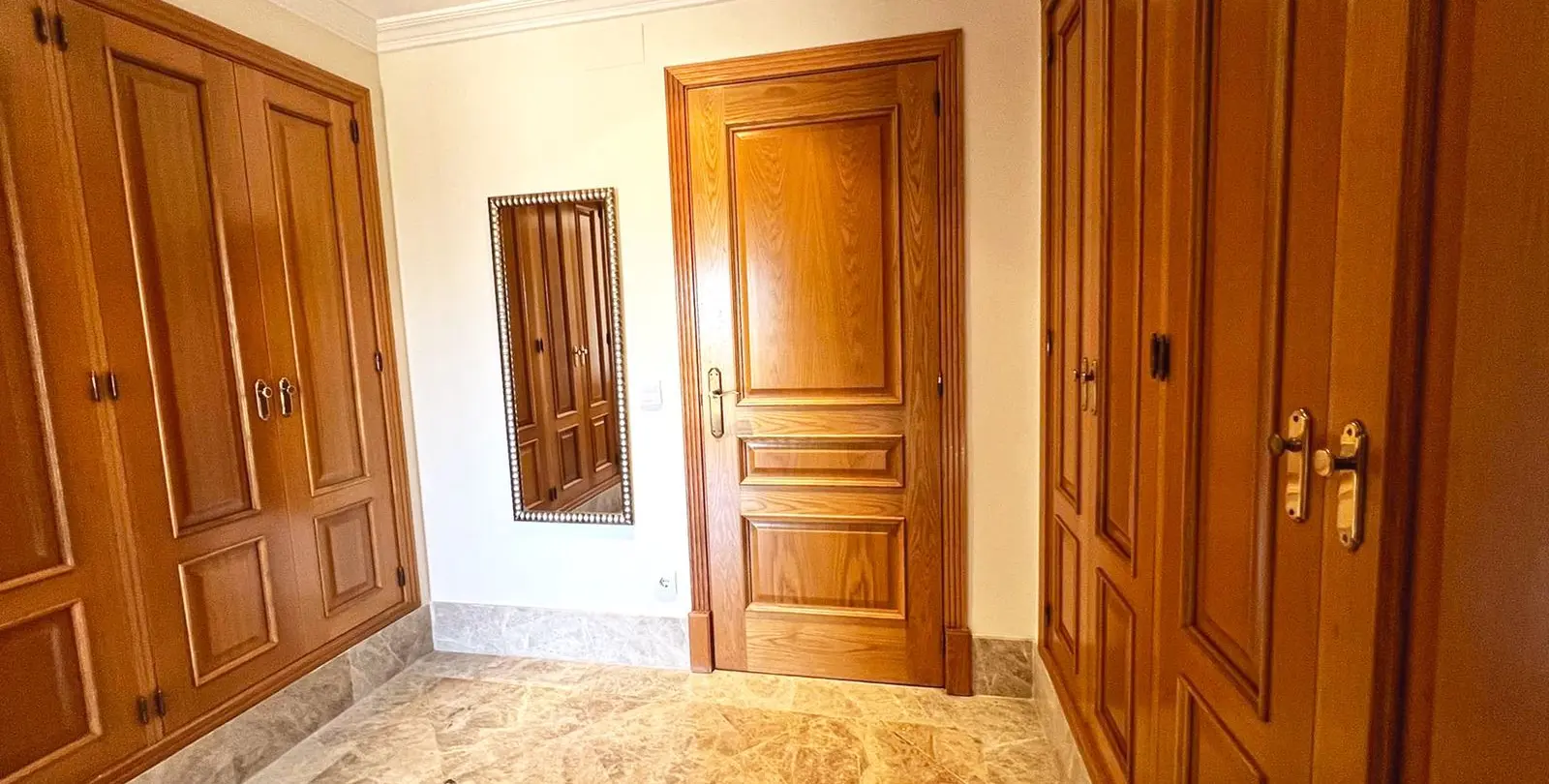 Продажа дома на две семьи в Marbella 20