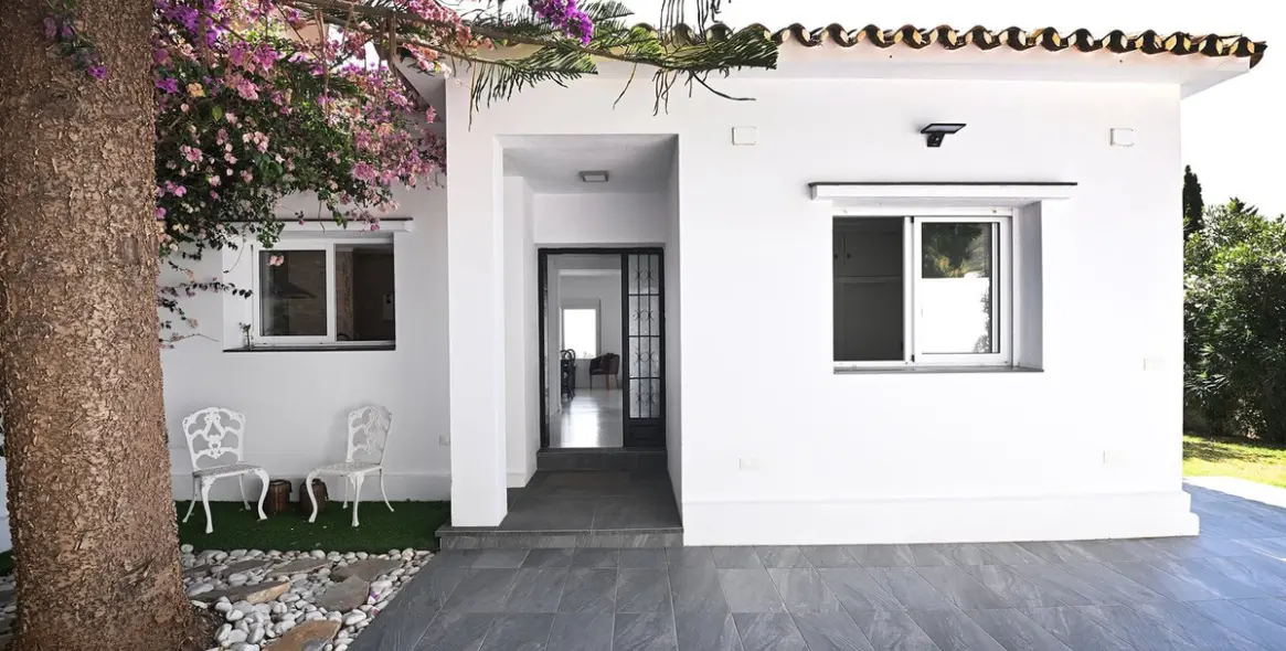 Sale of detached villa in Malaga 35