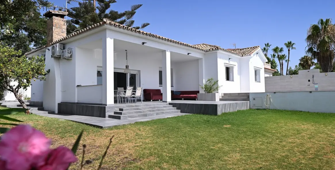 Sale of detached villa in Malaga 37