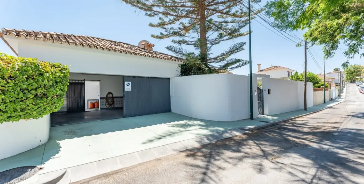 Sale of detached villa in Malaga 38