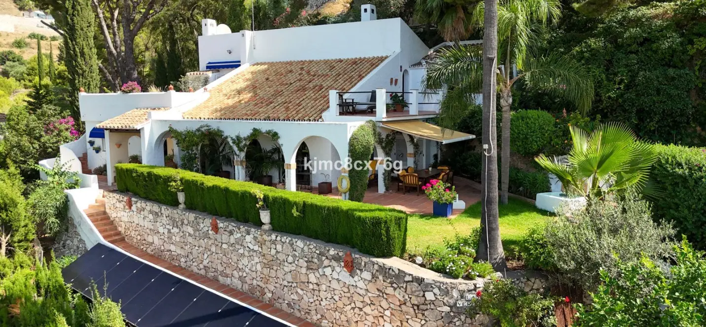 Продажа  отдельно стоящей виллы в Mijas 0