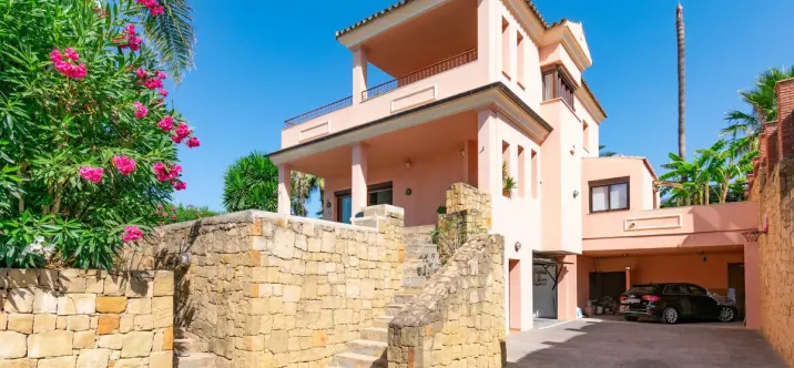 Sale of detached villa in Estepona 2