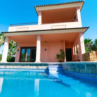 Sale of detached villa in Estepona