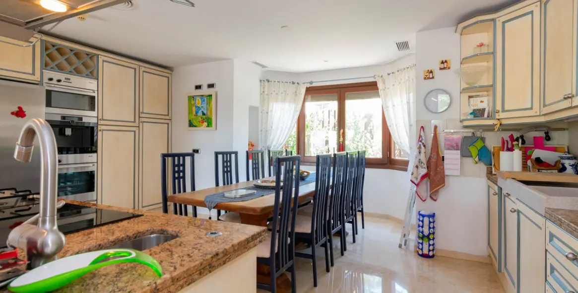 Sale of detached villa in Estepona 11