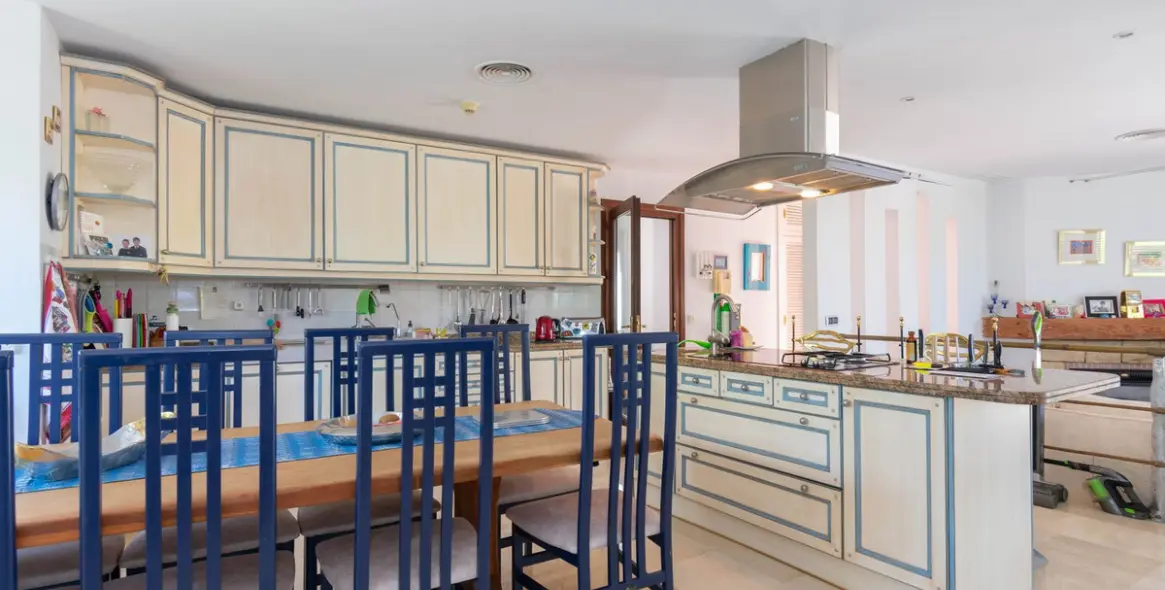 Sale of detached villa in Estepona 12