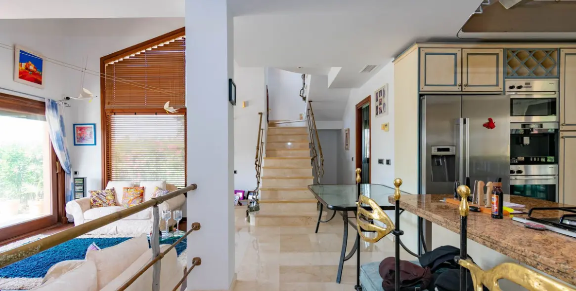 Sale of detached villa in Estepona 14