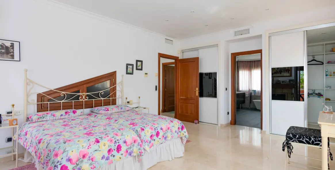 Sale of detached villa in Estepona 41