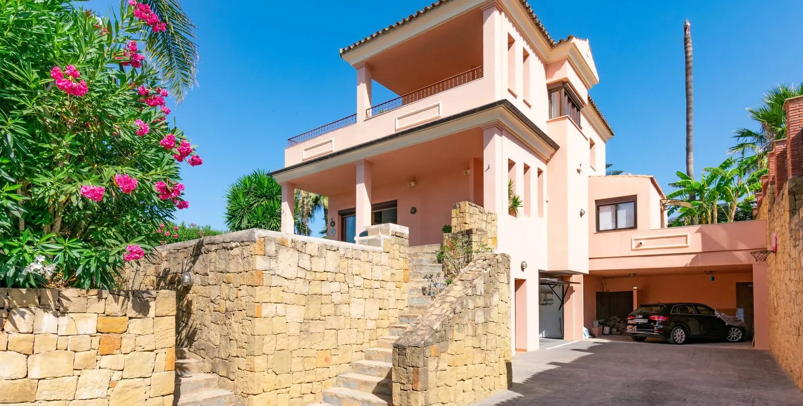 Продажа  отдельно стоящей виллы в Estepona 3