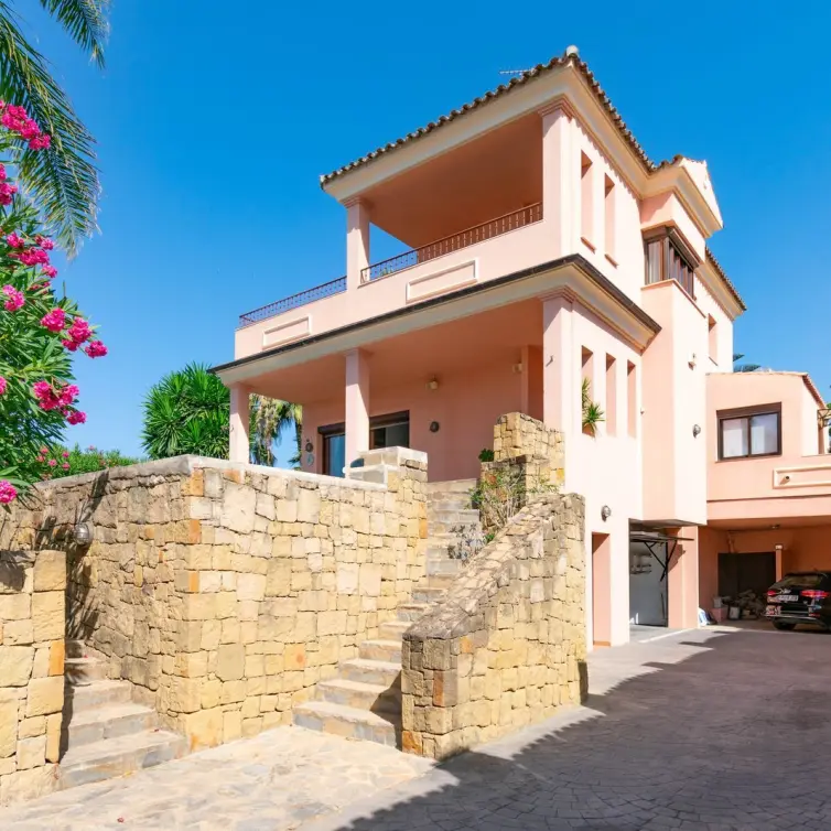 Продажа  отдельно стоящей виллы в Estepona