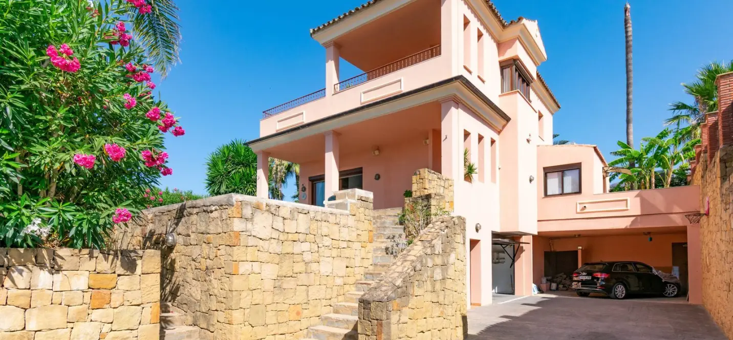 Продажа  отдельно стоящей виллы в Estepona 2