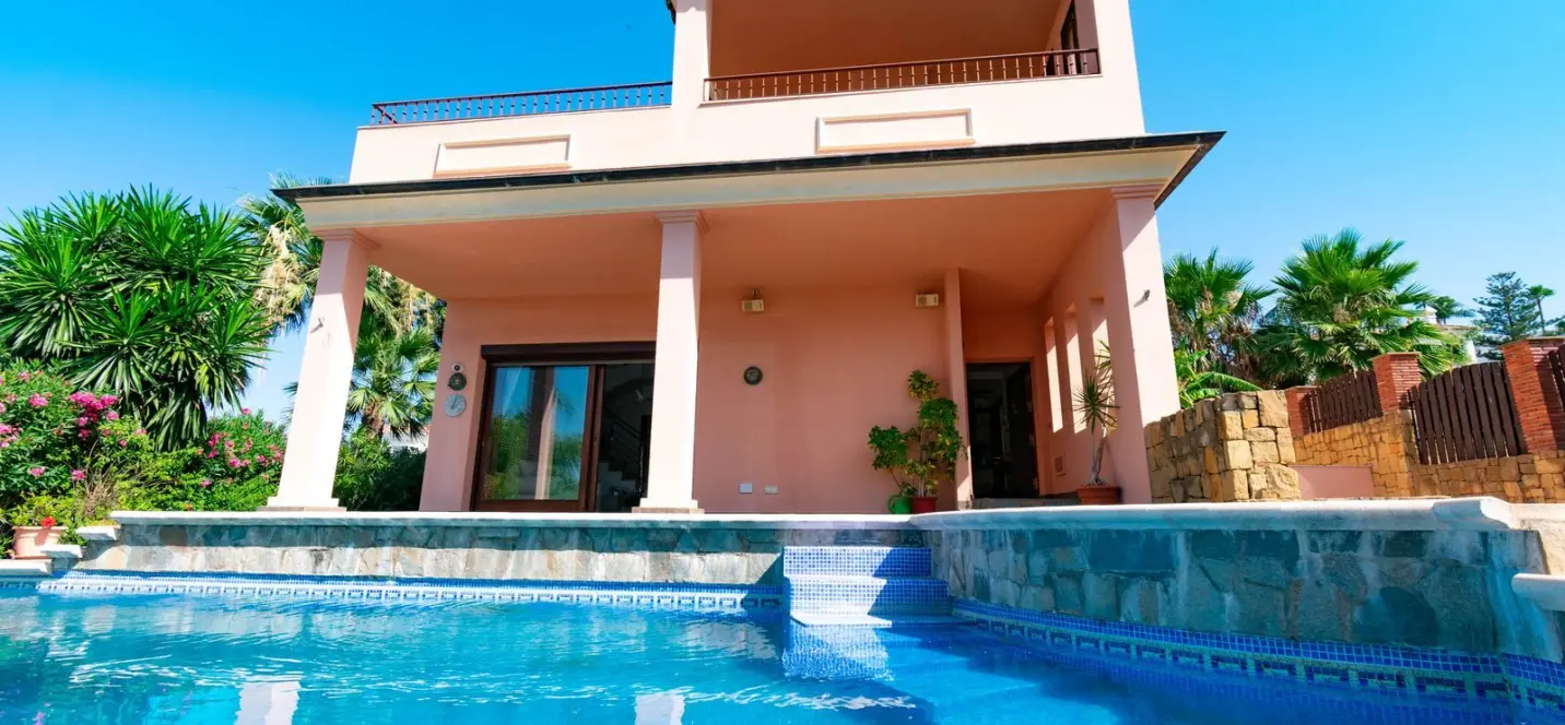 Продажа  отдельно стоящей виллы в Estepona 3