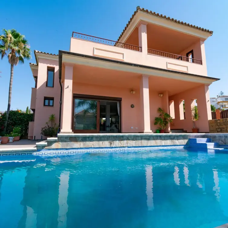 Продажа  отдельно стоящей виллы в Estepona